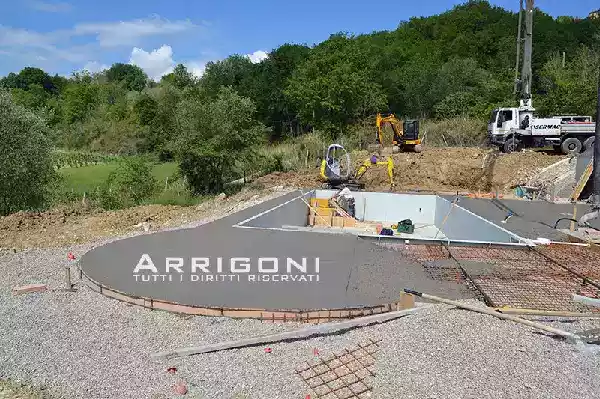 Gettata cemento realizzazione marciapiede piscina