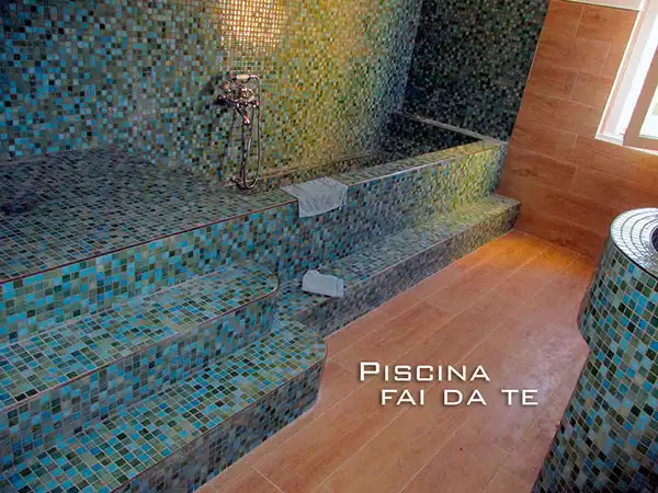 Bagno con area doccia e vasca idromassaggio rivestito con mosaico