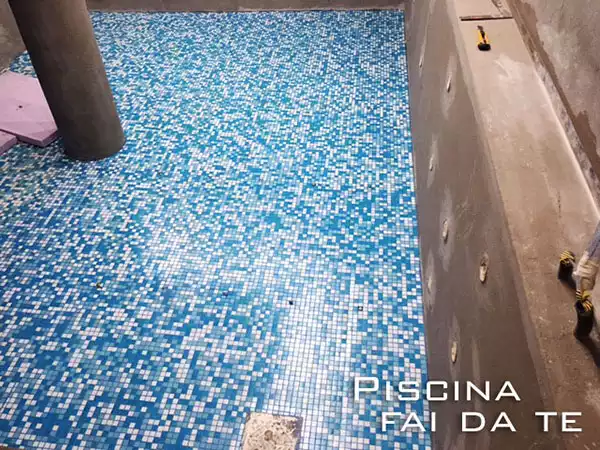 Fondo SPA rivestito con mosaico vetroso