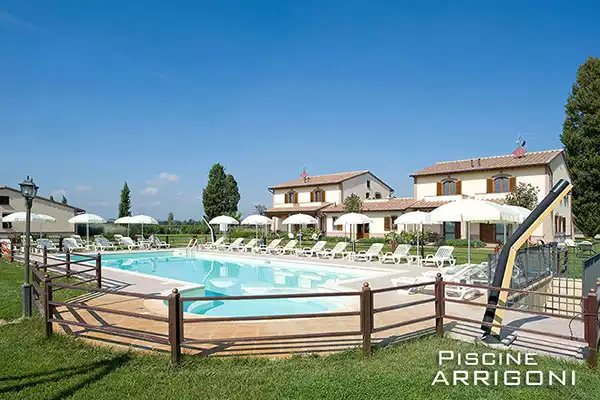 Idromassaggio a quattro bocchette su angolo piscina