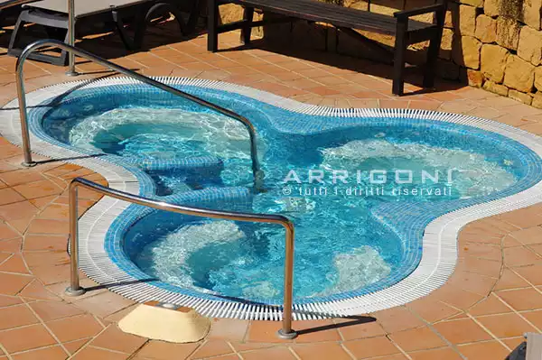 Mini-piscina esterna idromassaggio a sfioro