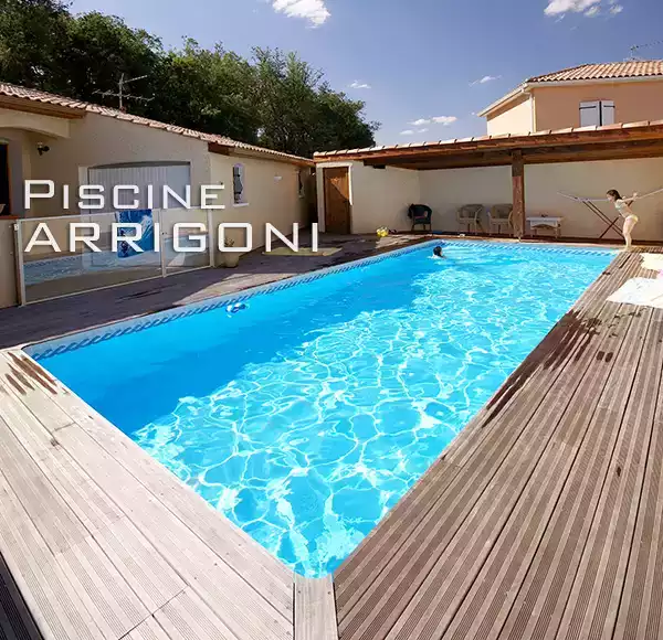 Piscina interrata con marciapiede in legno
