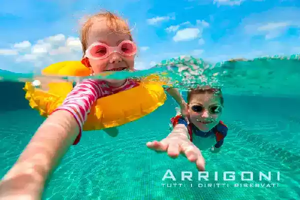 Piccoli bagnanti in piscina 