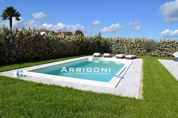 Piscina 8x4 con scala romana