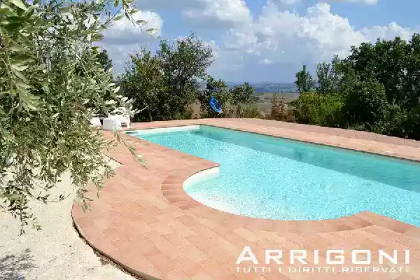 Piscina rettangolare con scala a semicerchio