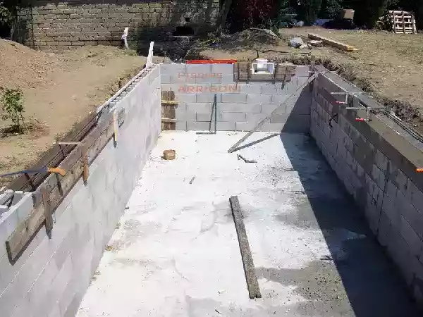Piscina a fontanile in costruzione con casseri