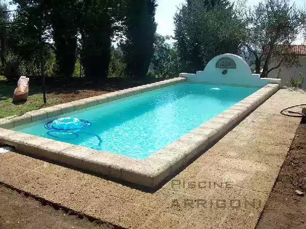 Piscina a forma di vecchio fontanile