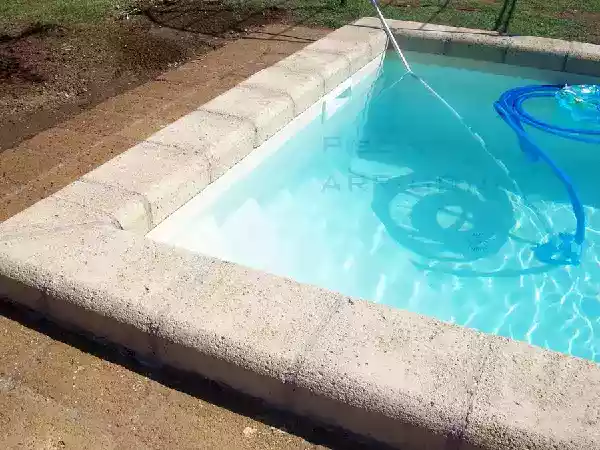 Particolare scala interna della piscina