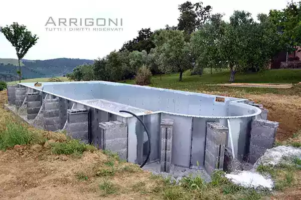 Pannellatura piscina montata e muriccioli rompi tratta marciapiede perimetrale