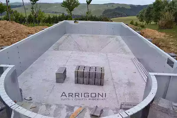 Fondo piscina con tramoggia e pannellatura montata