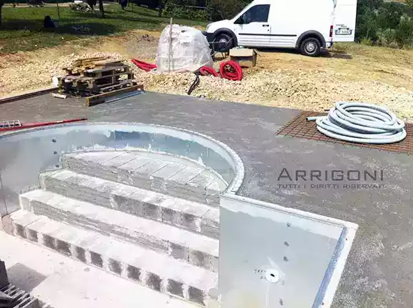 Grezzo marciapiede perimetrale e profilo ancoraggio membrana in PVC