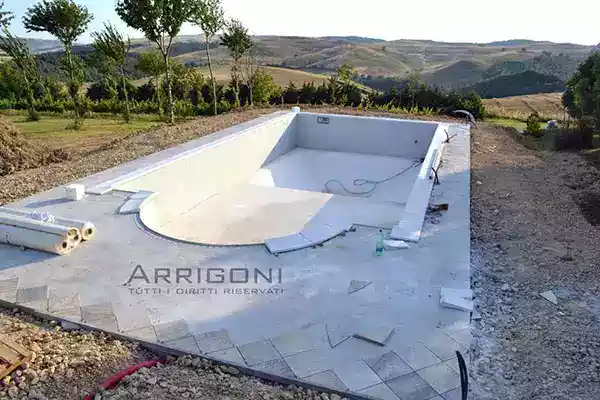 Inizio posa rivestimento maioliche marciapiede e bordo perimetrale