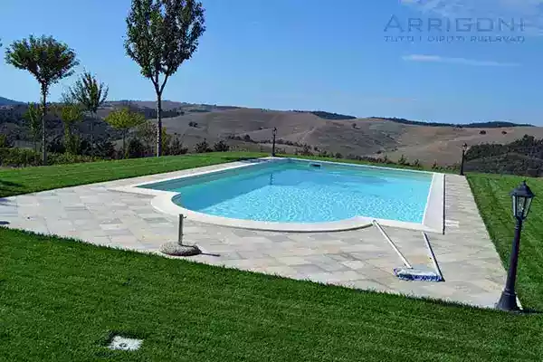 Piscina interrata 10x5 con scala romana,  marciapiede e pratino inglese