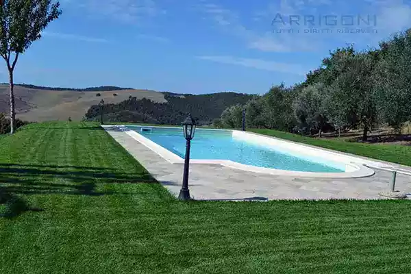 Piscina interrata 10x5 con scala romana,  marciapiede e prato