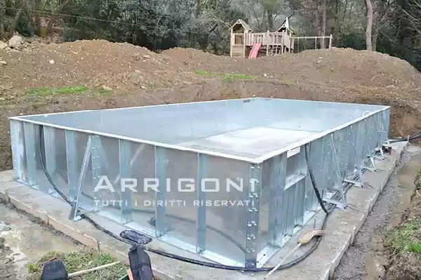 Pareti prefabbricate in acciaio ancorate su base piscina 
