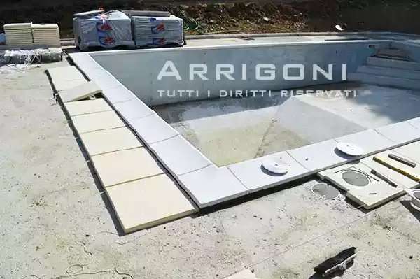 Posa bordo e piastrelle su marciapiede perimetrale piscina