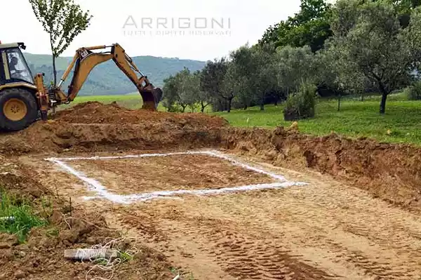 Lavori di scavo per costruzione fondo piscina