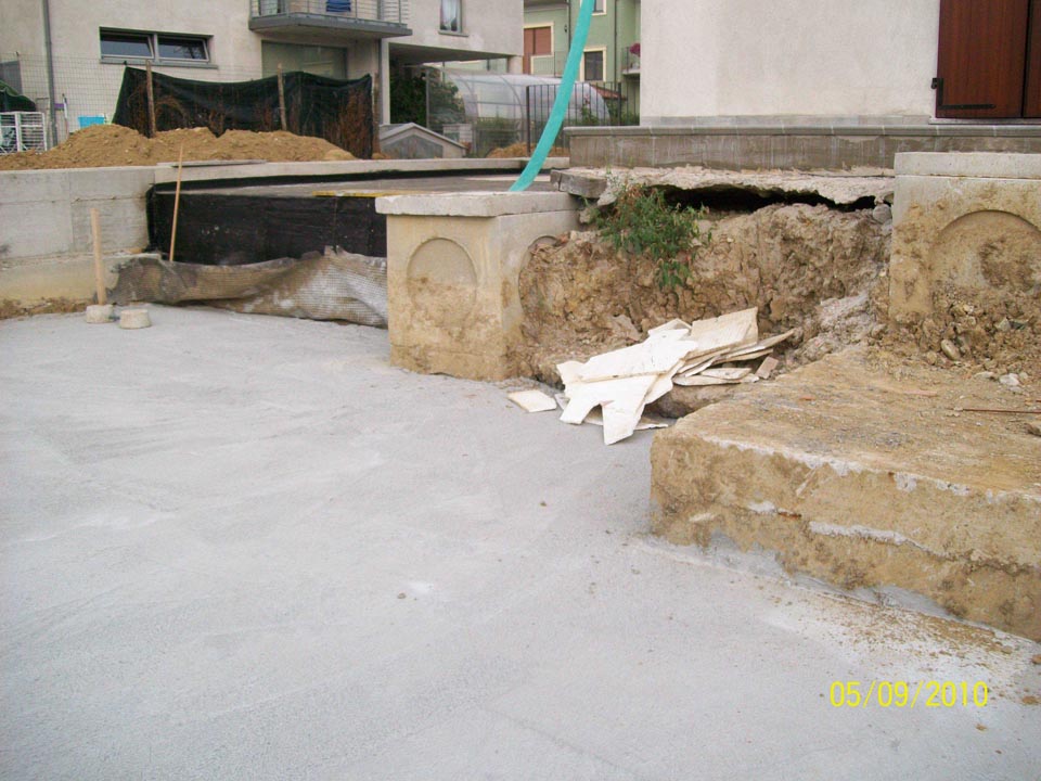Base piscina a ridosso di altre strutture in cemento