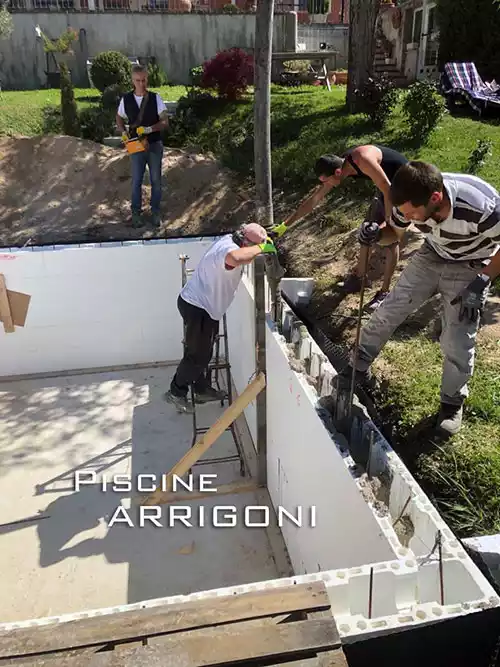 Getto pareti piscina con cemento