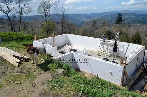 Piscina con pareti in polistirolo sita sulle colline vicino a Firenze