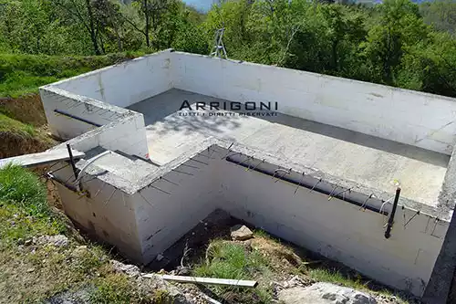 Piscina con pareti in polistirolo gettate con cemento