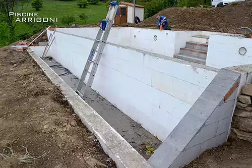 Canalina di raccolta ampia abbastanza per funzionare da vasca di compenso