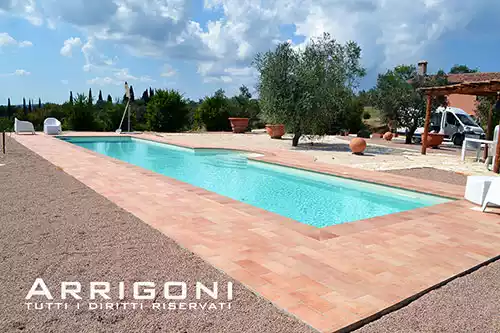Piscina stretta e lunga con scala romana 